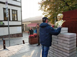 Atatürk Büstüne Çiçek Bıraktı