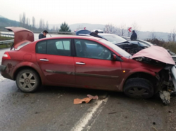 Otomobiller Kafa Kafaya Çarpıştı: 4 Yaralı