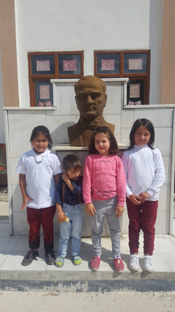 Zeynep ve Meryem’in Okul Sevinci