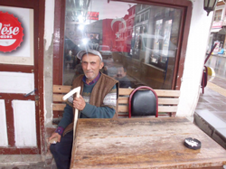 Yürürken Baston Yapıyor
