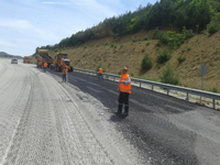 Taraklı Geyve karayolunda asfaltlama çalışması yapılıyor