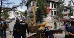 MEYDANDA KURUYAN AĞAÇLAR SÖKÜLEREK YERİNE ÇINAR AĞAÇLARI DİKİLDİ.