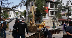 MEYDANDA KURUYAN AĞAÇLAR SÖKÜLEREK YERİNE ÇINAR AĞAÇLARI DİKİLDİ.