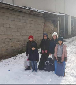 YENİKÖY MAHALLESİ'N DE ÇOCUKLAR KARIN TADINI ÇIKARTIYOR