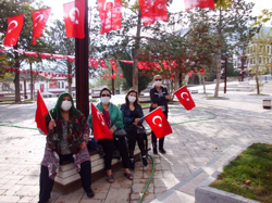 CHP Taraklı Teşkilatı bayrak dağıttı