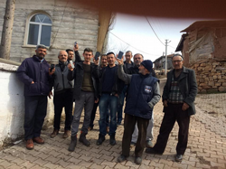 VATANDAŞLAR CEP TELEFONU İLE KONUŞABİLMEK İÇİN MİNAYE ÇIKIYORLAR