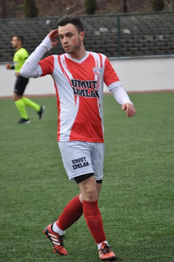 Süper Amatör Lig yolunda Taraklıspor Play Off Kapısını AçtıTaraklıspor’un başarılı futbolcusu Soner Çakır bu maçta büyük fedakarlık örneği göstererek sahaya çıktı.61 dakikada attığı gol sonrasında oyundan çıkarak İstanbul’a abisinin düğününe katılmak üzere yola çıktı