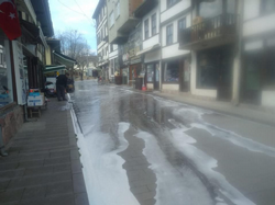 Taraklı’da caddeler köpüklü suyla yıkandı