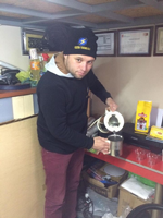 Esnaf içeceği çayı kendi demliyor