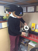 Esnaf içeceği çayı kendi demliyor