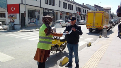 Taraklı Belediyesi vatandaşlara maske dağıtıyor