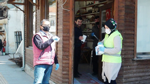 Taraklı Belediyesi vatandaşlara maske dağıtıyor