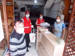 Dükkan Dükkan Gezip maske ve dezenfektan Dağıttı