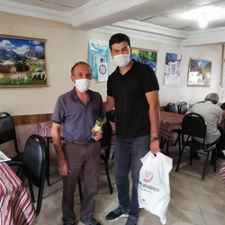 Taraklı Belediyesi esnafa kolonya dağıttı.