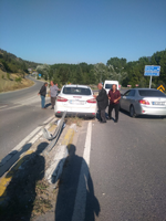 Otomobil refüje çıkıp elektrik direğini devirdi