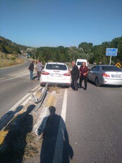 Otomobil refüje çıkıp elektrik direğini devirdi