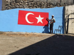 Evinin duvarına Türk bayrağı resmetti