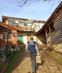 Belediye İhtiyaç Sahiplerine Gıda Kolisi Yardımı Yapıyor