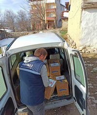 Belediye İhtiyaç Sahiplerine Gıda Kolisi Yardımı Yapıyor