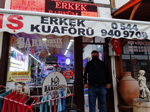 Müşterilerini Traş Ettiği Jilet Atıklarını biriktiriyor