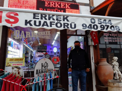 Müşterilerini Traş Ettiği Jilet Atıklarını biriktiriyor