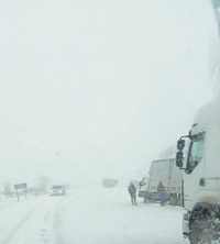 ZİNCİRSİZ ARAÇLAR YÜZÜNDEN YOL KAPANDI