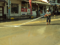 Cadde Tazyikli su ile yıkandı