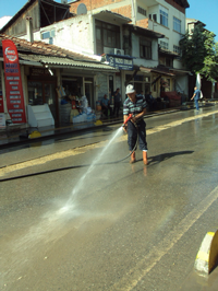 Cadde Tazyikli su ile yıkandı