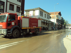 Cadde Tazyikli su ile yıkandı