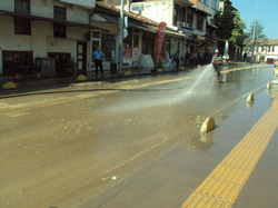 Cadde Tazyikli su ile yıkandı