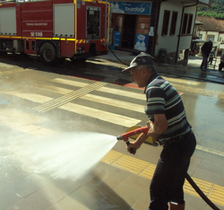 Cadde Tazyikli su ile yıkandı