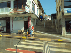 Cadde Tazyikli su ile yıkandı