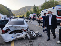 Taraklı'dan dönen Vali Kaldırım, aracından inerek yarılılara yardımcı oldu