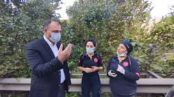 Taraklı'dan dönen Vali Kaldırım, aracından inerek yarılılara yardımcı oldu