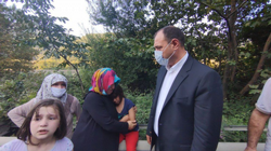 Taraklı'dan dönen Vali Kaldırım, aracından inerek yarılılara yardımcı oldu