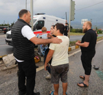Taraklı'dan dönen Vali Kaldırım, aracından inerek yarılılara yardımcı oldu