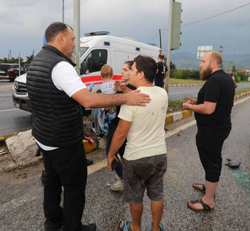 Taraklı'dan dönen Vali Kaldırım, aracından inerek yarılılara yardımcı oldu
