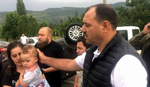 Taraklı'dan dönen Vali Kaldırım, aracından inerek yarılılara yardımcı oldu