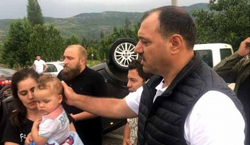 Taraklı'dan dönen Vali Kaldırım, aracından inerek yarılılara yardımcı oldu