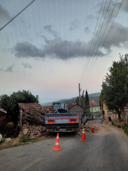 FRENİ BOŞALAN VİNÇ SAMAN BALYALARINA ÇARPARAK DURABİLDİ