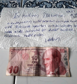 Bahçeden Erik yiyen Vatandaş para ve Not Bıraktı