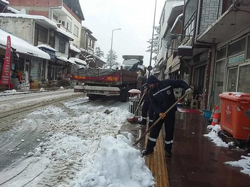 Taraklı Belediyesi Kamyonlarla Kar Taşıdı
