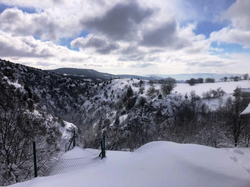 Taraklı’daki Tuzla kanyonu, kar yağışının ardından güzel manzaralar sunuyor.