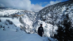 Taraklı’daki Tuzla kanyonu, kar yağışının ardından güzel manzaralar sunuyor.