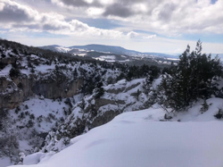 Taraklı’daki Tuzla kanyonu, kar yağışının ardından güzel manzaralar sunuyor.