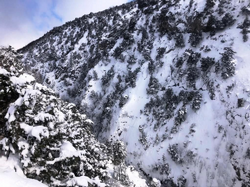 Taraklı’daki Tuzla kanyonu, kar yağışının ardından güzel manzaralar sunuyor.