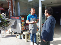 AGD Taraklı’da Gül Dağıttı