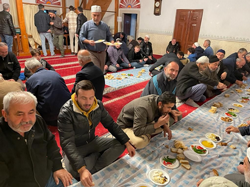 Tarihi camide sabah namazı buluşması
