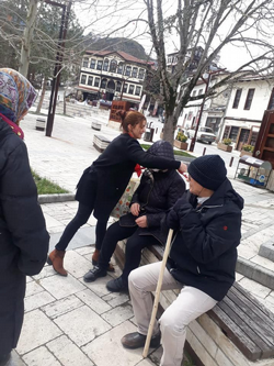CHP li Kadınlar Fular Dağıttı