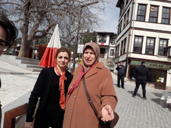 CHP li Kadınlar Fular Dağıttı